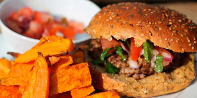 Hamburguesas de garbanzo y batatas fritas con salsa Tahini