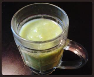 Batido verde de espinaca, plátano y manzana