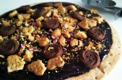 Pizza dulce de chocolate y galleta