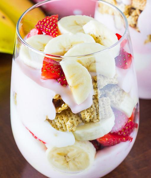 Copas de yogurt de soja y fruta