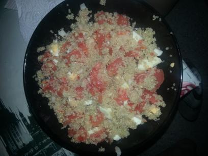 Ensalada de quinoa con tomate y huevo