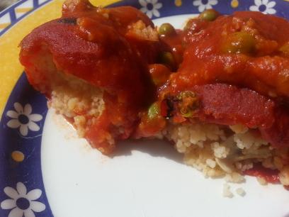 Pimientos rellenos de couscous con salsa picante de tomate