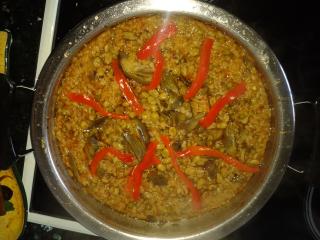 Arroz con alcachofas en paella