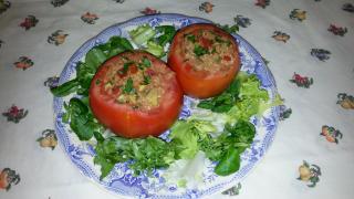 Tomates rellenos de quinoa y aguacate