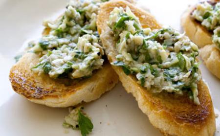 Bocaditos de pesto de alcachofas y nuces