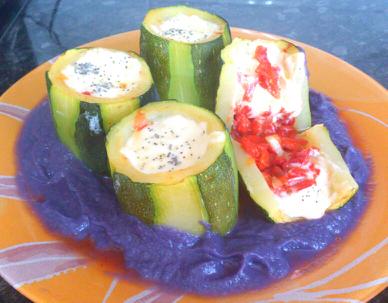 Calabacín relleno de Zorongollo en crema morada.