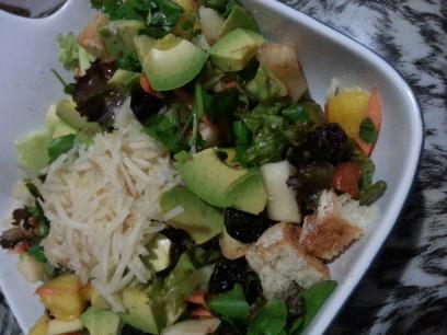 Ensalada de berros y fruta con aguacate, pepino y picatostes