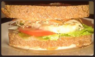 Sandwich de brotes de alfalfa