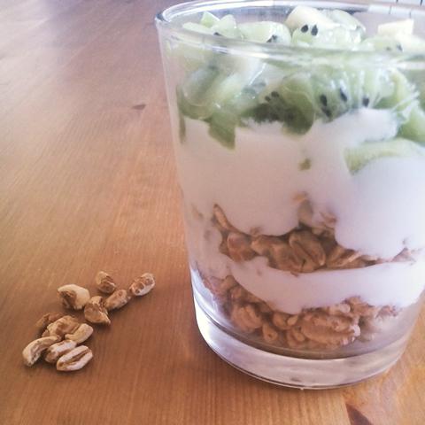 Yogur con centeno hinchado y kiwi