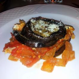 Mousaka vegetariana de tomate,  cebolla y rulo de cabra