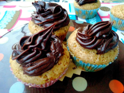 Cupcakes rellenos de crema de plátano