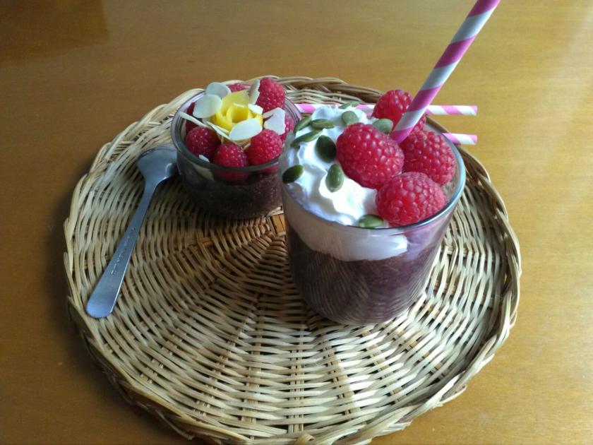 Pudding de Chía con bebida de arroz negro y frutas