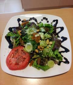 Ensalada de tomate, btotes verdes y anacardos