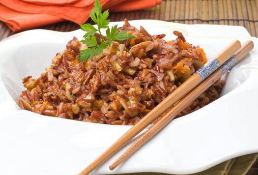 Arroz rojo con calabaza, champiñones y nueces