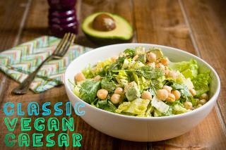 Ensalada Cesar con garbanzos y aguacate