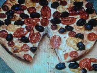 Focaccia de aceitunas negras y tomate cherry