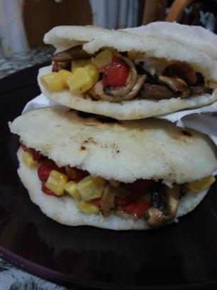 Arepas con relleno de champiñones,  maiz y pimiento