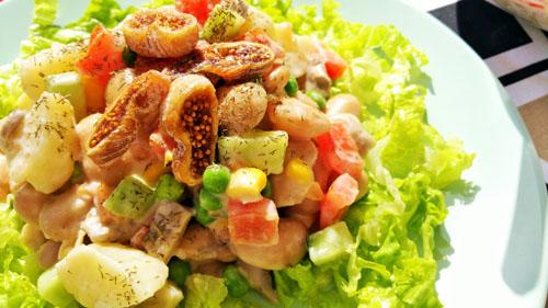 Ensalada cremosa de patatas y judías con verduras