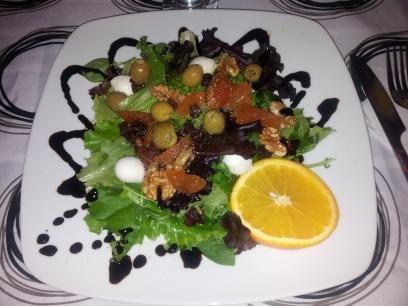 Ensalada de orejones, pasas, nueces y vinagreta de naranja