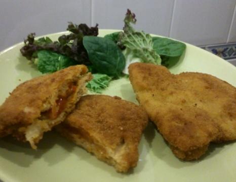 Milanesas de soja texturizada rellenas de salsa de tomate con cebolla.