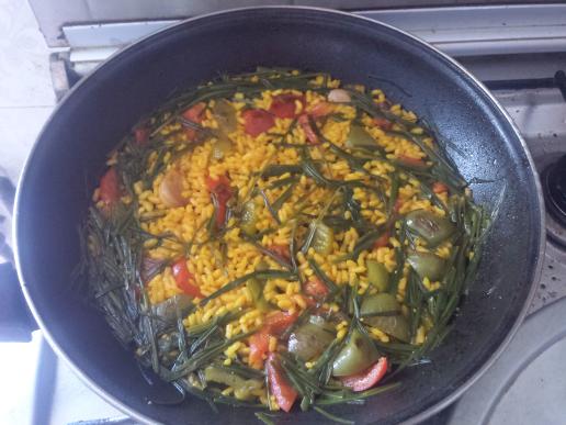 Arroz tipo paella con cebollino