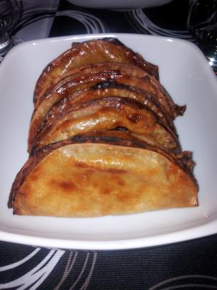 Empanadillas de berenjena, olivas verdes y tomate