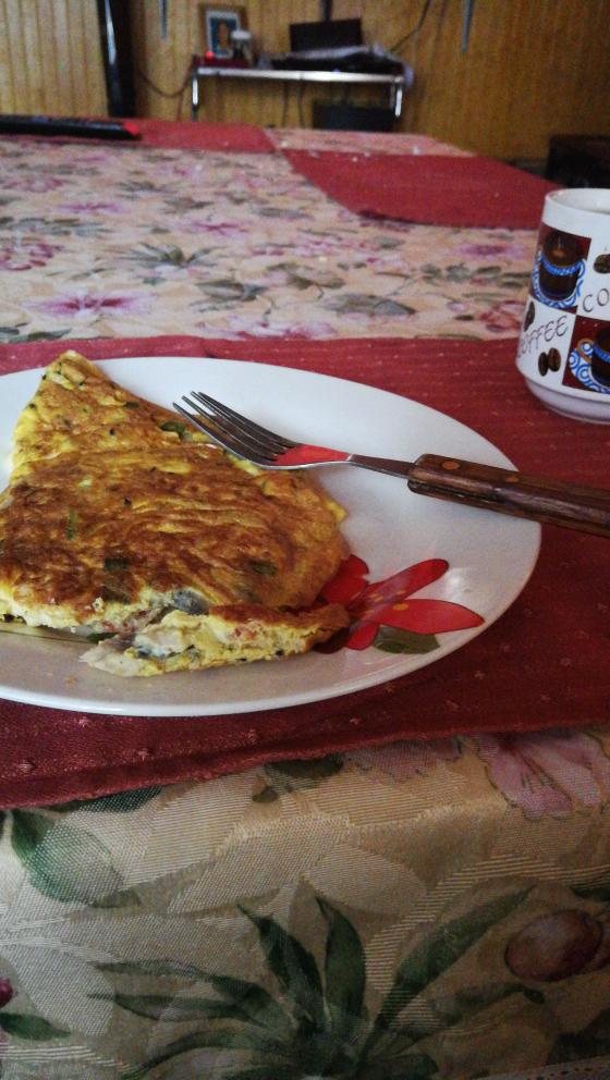 Omelette du fromage with verduras