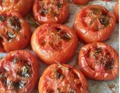 Tomates al horno con hierbas y pistacho