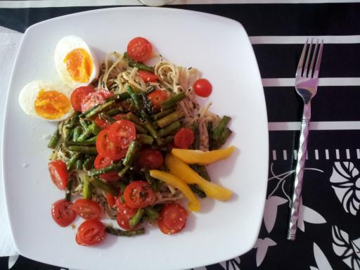 Pasta al pesto con tomatitos y espárragos verdes.