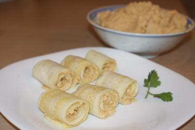 Rollitos de calabacín con hummus y tahini