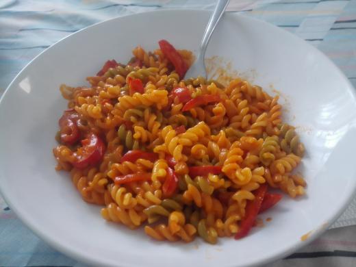 Macarrones con pimiento, tomate y nata