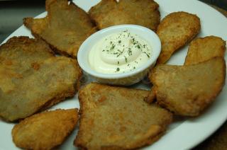 Setas empanadas con alioli vegano.