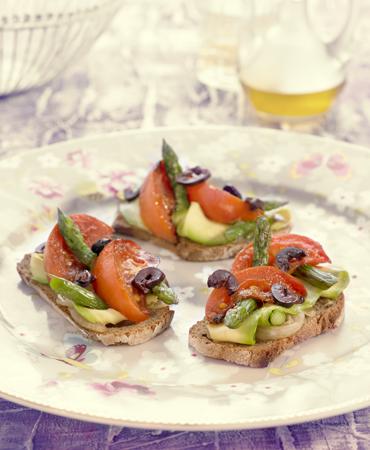 Montaditos de espárrago a la plancha, aguacate y cebolla escalivada