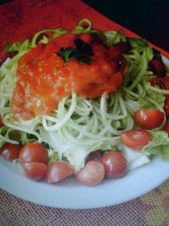 ensalada de pepino con aderezo de mango y tomate