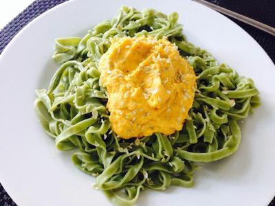 Tallarines de espinaca con pesto de zanahoria