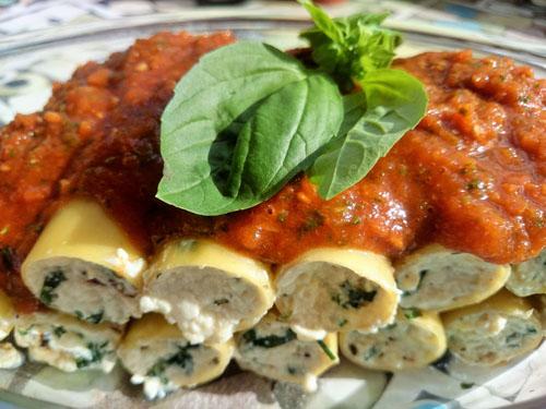 Canelones rellenos de ricotta de tofu con salsa de tomate y albahaca