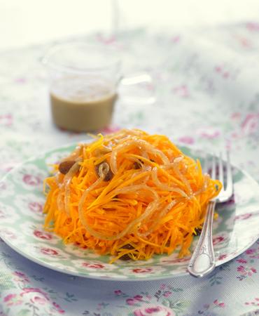 Raw: Fideos de calabaza con vinagreta de pasas y cebolla caramelizada