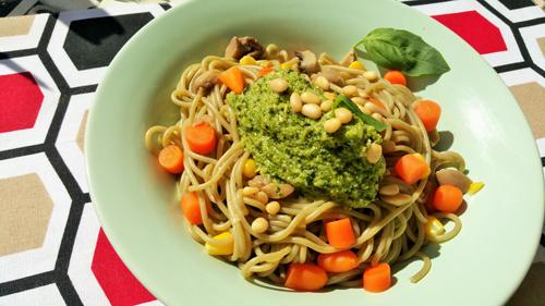 Espaguetis con pesto de brócoli y piñones