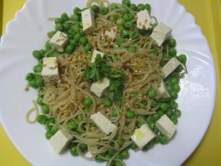 Fideos con guisantes picantes