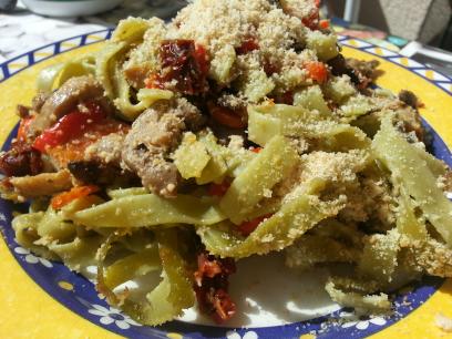 Pasta con tomates secos, champiñones y parmesano vegano