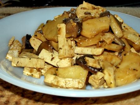 Tofu con setas y bambú