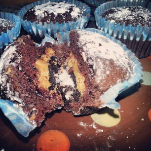 Muffins de chocolate con galleta oreo y crema de cacahuete