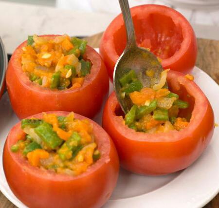 Tomates rellenos de verduras