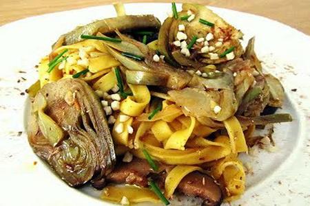 Pasta en alcachofas con champiñones y almendras