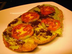 Tostada de aguacate y olivada