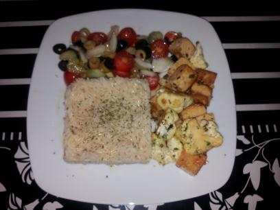 Tofu con coliflor oriental, arroz y ensalada