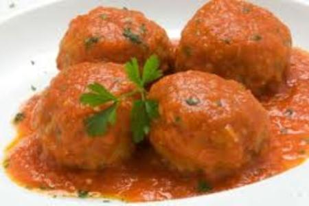 Albóndigas de verduras en salsa de tomate