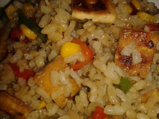 Arroz salteado con tofu