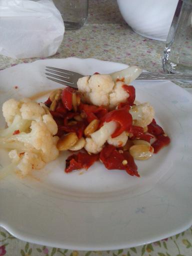 Coliflor con pimientos de piquillo y almendras