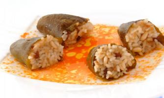 Pimientos verdes rellenos de arroz, pasas y piñones